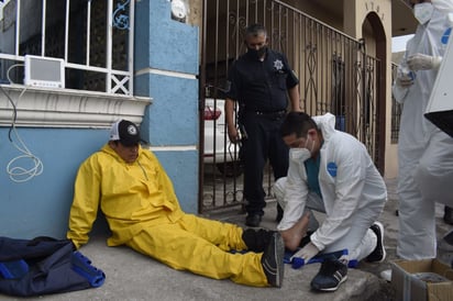 Causa accidente y se atrinchera en su casa