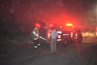 Reportan auto incendiándose 