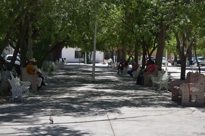 Se relajan en la plaza sin medidas sanitarias