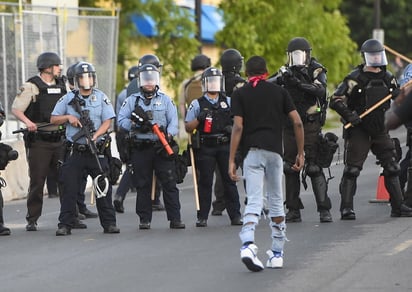 Extienden toques de queda y despliegues ante protestas en EU