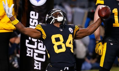 Antonio Brown se pone el uniforme de los Ravens