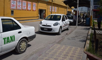 Invaden rutas los taxis de Nadadores