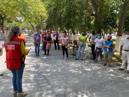 Ofrecen medidas de salud a comerciantes ambulantes