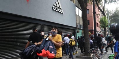 Saquean anarquistas tienda Adidas durante marcha