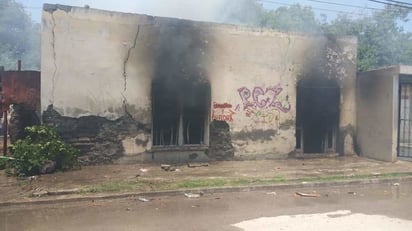 Adictos incendian casa