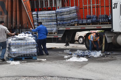 Cae de camión plataforma  con cientos de refrescos