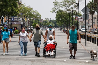 AMLO llama a superar miedos y salir del confinamiento