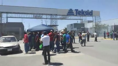 Abandonan obreros a  Teksid y piden renuncia