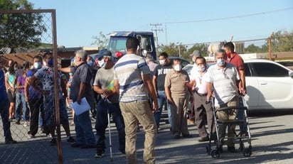 Entregan despensas a los dueños de bares y cantinas