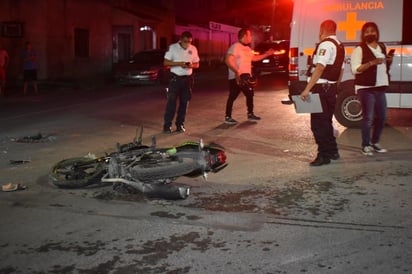 Auto fantasma embiste a motociclista y copiloto