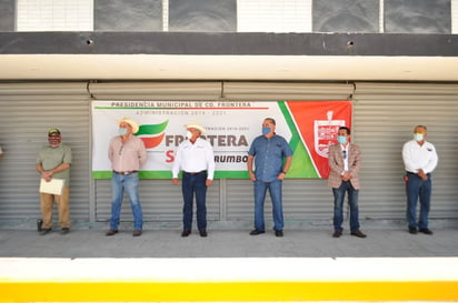 Entrega ‘Lencho’ banquetas al comercio