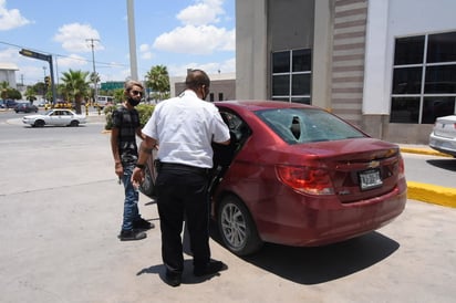 Operador de microbús y automovilista pelean a golpes en el Pape