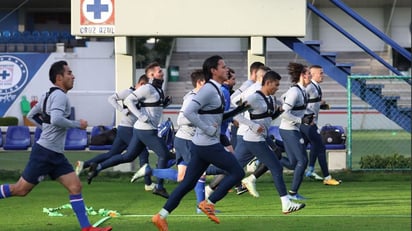 Cruz Azul continúa entrenando a pesar de tener sospechosos por Covid