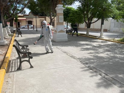 Sanitizan lugares más  visitados de San Buena