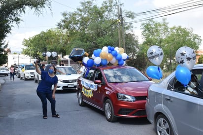 Con caravana celebran graduación 