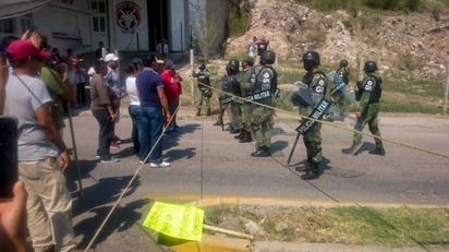 Pobladores expulsan a policía y asumen seguridad