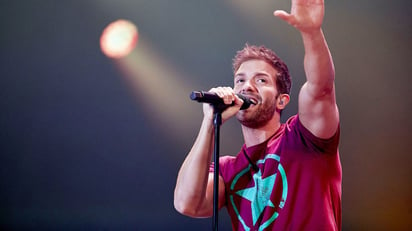 Pablo Alborán llama al amor y a la felicidad