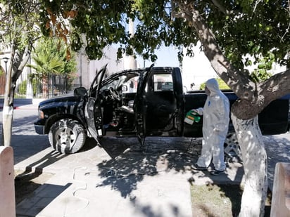 Sanitizan autos de ciudadanos para disminuir contagios Covid