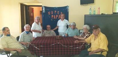 Festejan a papás del asilo  de ancianos de san buena