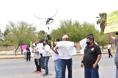 Bloquean exobreros  calle junto a AHMSA, exigen sus finiquitos 