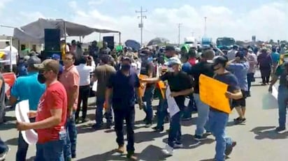 Mineros democráticos en Nava Bloquean carretera federal 57 