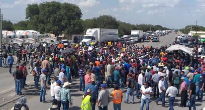 Cierran Carretera 57 obreros del carbón y  CFE por desempleo