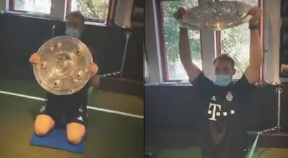 Manuel Neuer usa el trofeo de la Bundesliga para hacer ejercicio