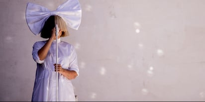 Sia anuncia que ya es abuela a sus 44 años de edad