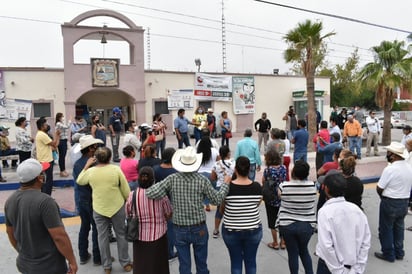 Secuestran la presidencia municipal a funcionarios, ciudadanos y prensa