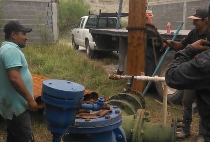 Con pipas de agua abastece el  SIMAS  siete colonias afectadas 