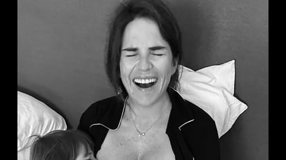 Karla Souza comparte momento amamantando a sus dos hijos