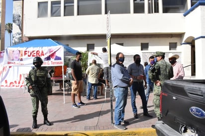 Bloquean el área de protesta que  realizan regidores 