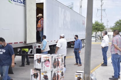 Recibe Acuña  equipo para el  hospital móvil