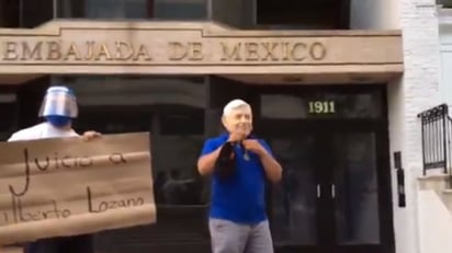 Simpatizantes esperan a AMLO fuera de Embajada mexicana en EU