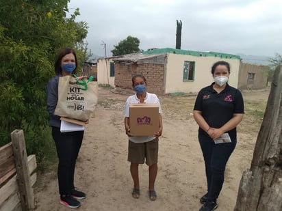 Entrega  Nadadores kits de limpieza  y despensas