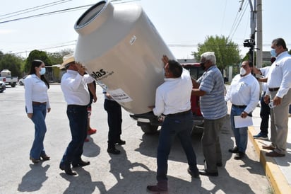 Entregan tinacos a bajo costo en la Occidental 