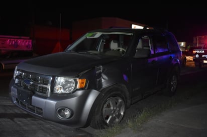 Choca y abandona camioneta 