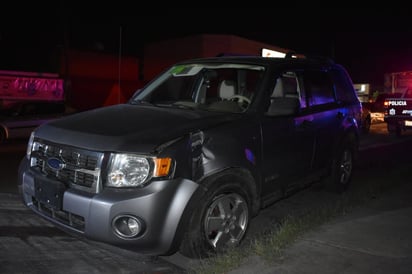 Choca y abandona su auto