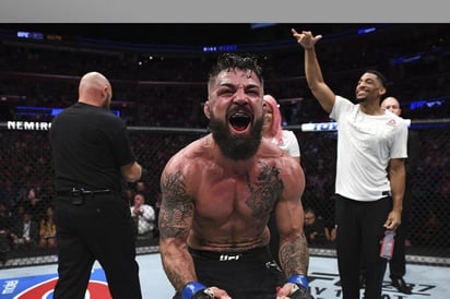 Peleador de la UFC golpea a hombre mayor