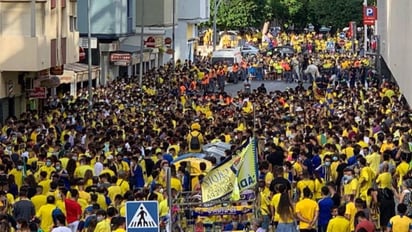 Afición de Cádiz olvidó “sana distancia”