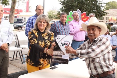 Felicita Gladys a los  abogados en su día