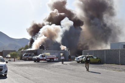 Se incendia pipa con diésel en Castaños