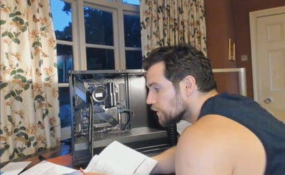 Sorprende Henry Cavill al armar su propia PC Gamer 