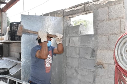 Disputan hermanos herencia de predios y derrumban pared