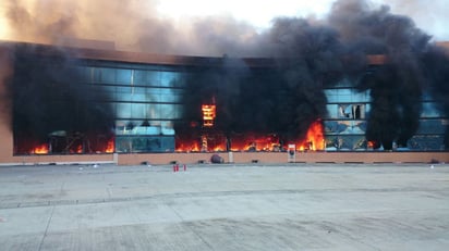 Estudiantes de Ayotzinapa queman Congreso de Guerrero