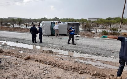 Veloz camioneta termina volcada 