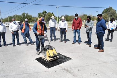 Muestran novedoso material  para bachear rápido las calles