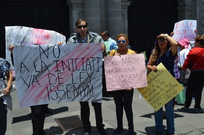 Trabajadores protestan contra ley de pensiones en Edomex