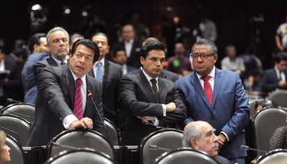 AMLO reclama a diputados de Morena