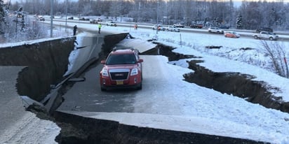 Terremoto de 7.8 grados en Alaska, ve los videos